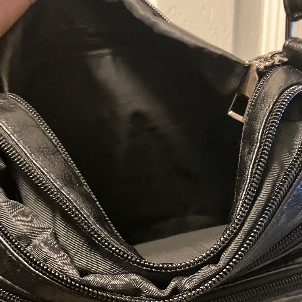 Elegant Black Crossbody Bag - Picture 7 of 12